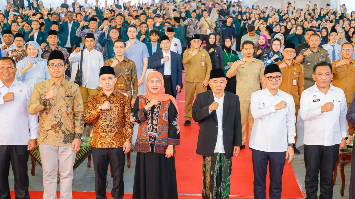Gubernur Jatim Khofifah Indar Parawansa bersama Gubernur Lemhanas TB Ace Hasan Syadzily saat menghadiri Lemhannas Goes to Campus di Universitas KH Abdul Chalim, Ponpes Amanatul &nbsp;Umah Pacet, Mojokerto, Selasa (12/5). (HUMAS PEMPROV JATIM)