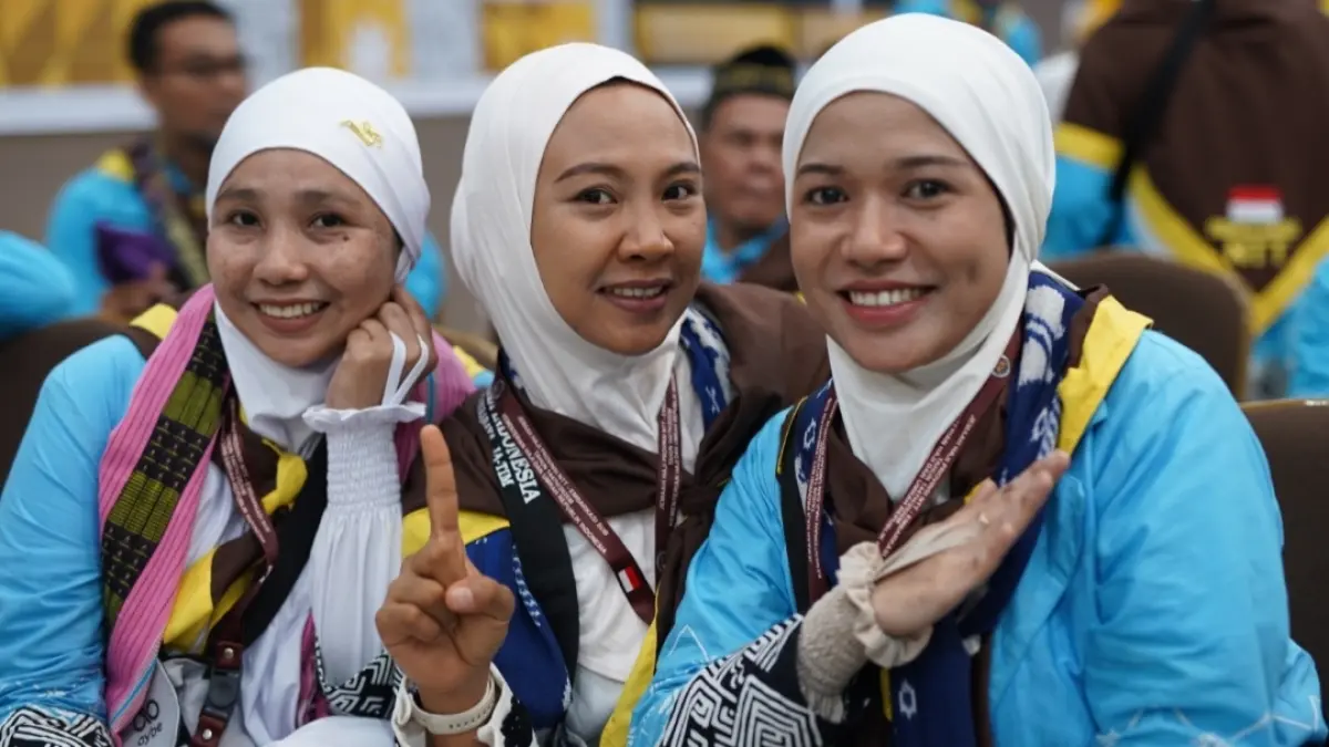 Jemaah haji Nusa Tenggara Timur saat tiba di Asrama Haji, Senin (11/5). (Rahmat Sudrajat) 