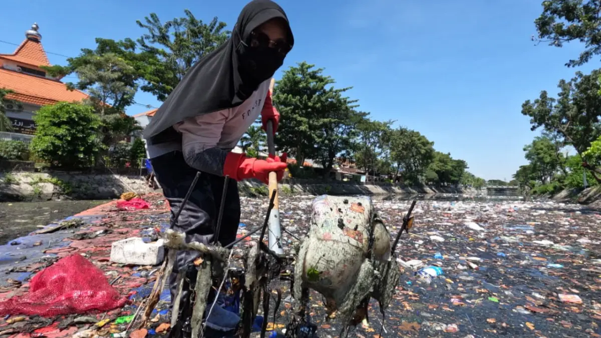
KOTOR: Temuan popok mendominasi di Kali Tebu Surabaya. (RAHMAT SUDRAJAT/RADAR SURABAYA)