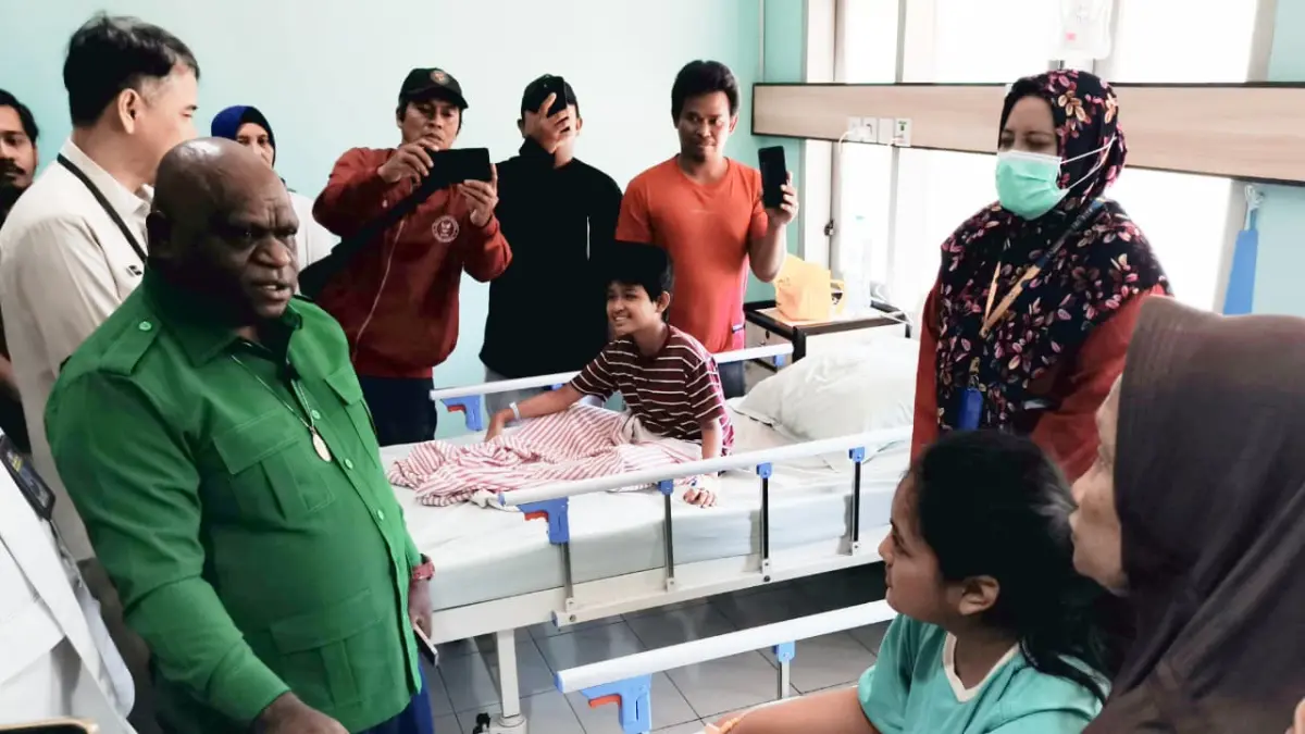 &nbsp;Menteri HAM Natalius Pigai menjenguk sejumlah siswa SD dan SMP yang masih menjalani perawatan Rumah Sakit Ibu dan Anak (RSIA), Surabaya, Rabu (13/5). (RAHMAT SUDRAJAT/RADAR SURABAYA)