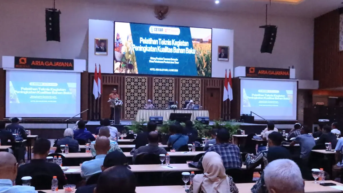 MENYIMAK: Peserta kegiatan PKBB saat mendengar arahan Plt Kepala Dinas Perkebunan Jatim. (IST/RADAR SURABAYA)
