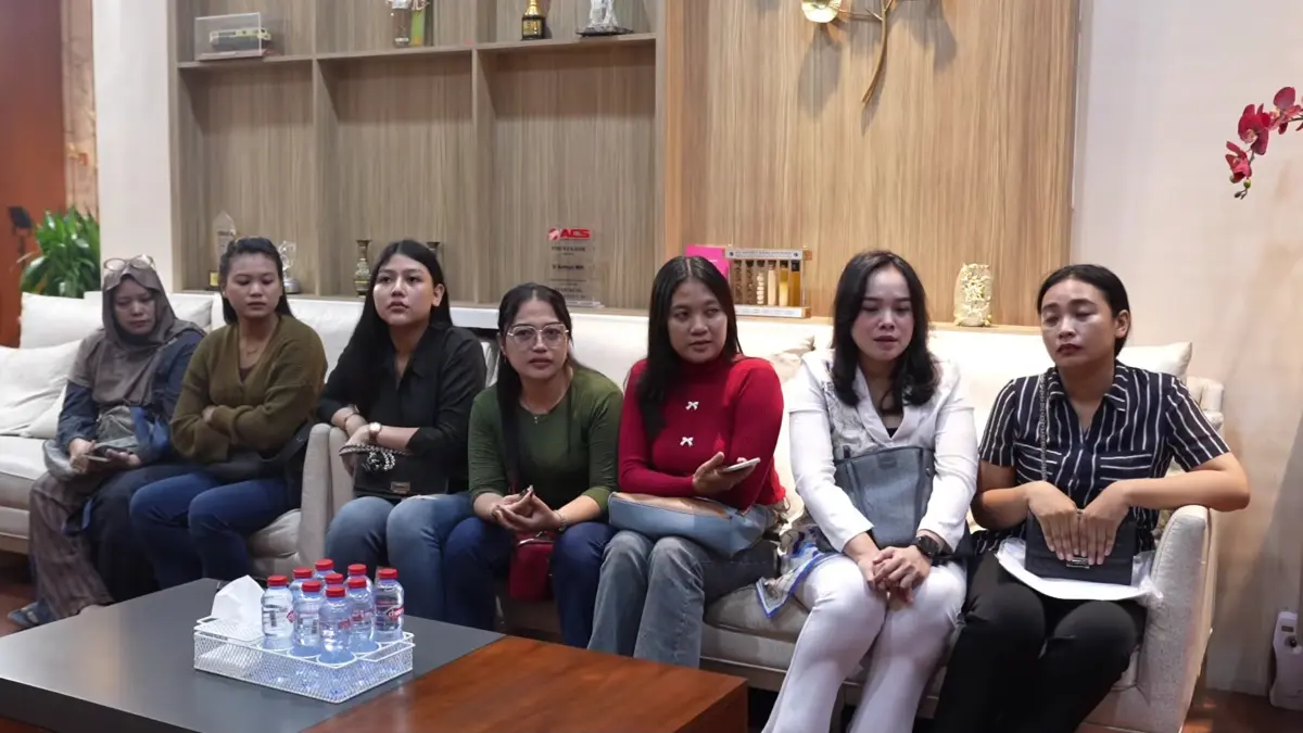 Para korban ditawari pelaku sistem arisan harian melalui grup percakapan dengan janji keuntungan yang besar. (Youtube/@cakj1)