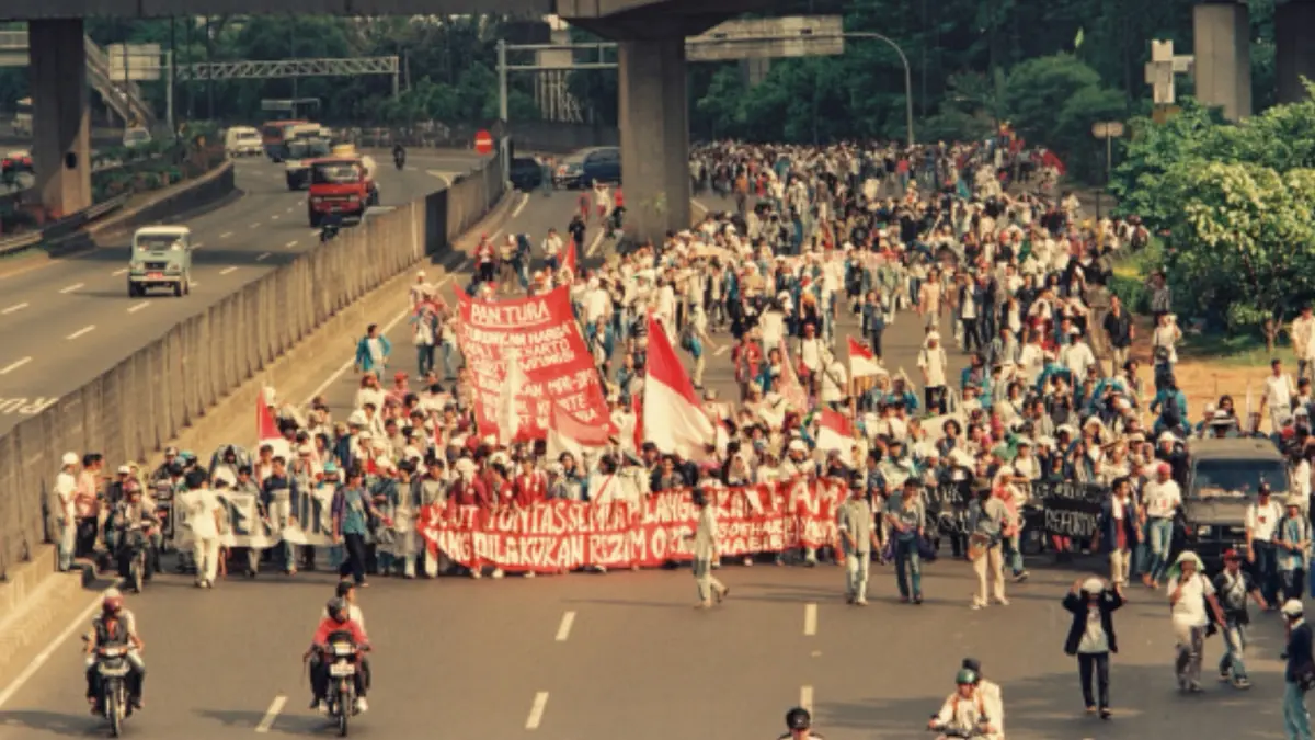 Ribuan mahasiswa dan masyarakat turun ke jalan menuntut reformasi dalam aksi Mei 1998. (Dok. Muhammad Firman Hidayatullah)