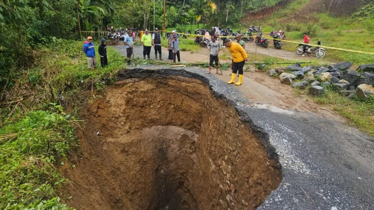 Sinkhole yang muncul di Nagari Situjuah Ladang Laweh usai hujan deras semalaman. (Kompas.com)