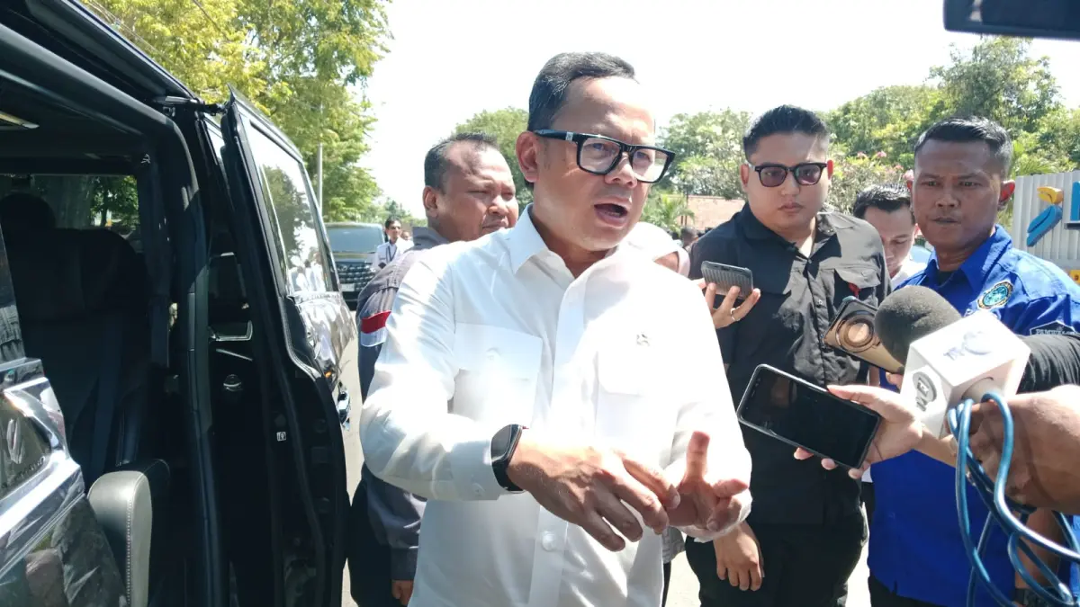 Wamendagri Bima Arya menghadiri peluncuran Gerakan Pengendalian Inflasi dan Pangan Sejahtera (GPIPS) Wilayah Jawa Tahun 2026 di Kantor Perum Bulog Kantor Cabang Surabaya, Rabu (13/5). (MUS PURMADANI/RADAR SURABAYA)