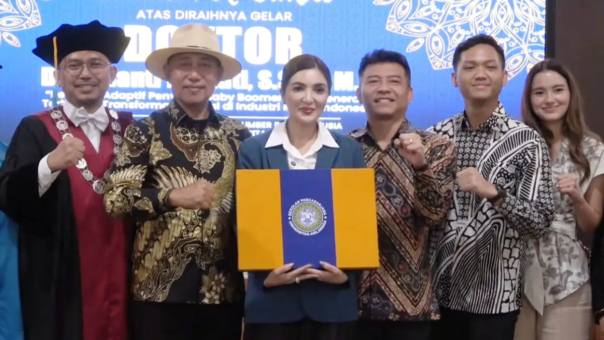Anang Hermansyah hadir langsung dalam sidang doktor Ashanty di Pascasarjana Unair. (Rahmat Sudrajat/Radar Surabaya)
