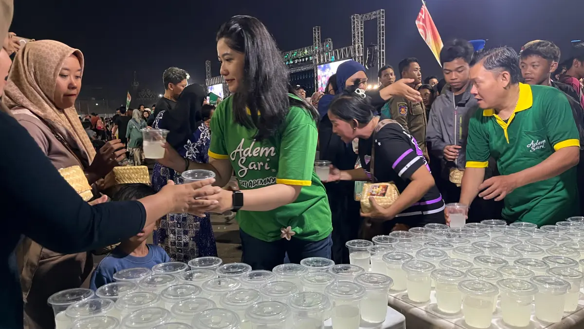 BERBAGI KESEGARAN: Selain rujak gratis, pengunjung juga merasakan Adem Sari minuman herbal lemon dengan kandungan Vitamin C di tengah kemeriahan acara.(IST/RADAR SURABAYA)
