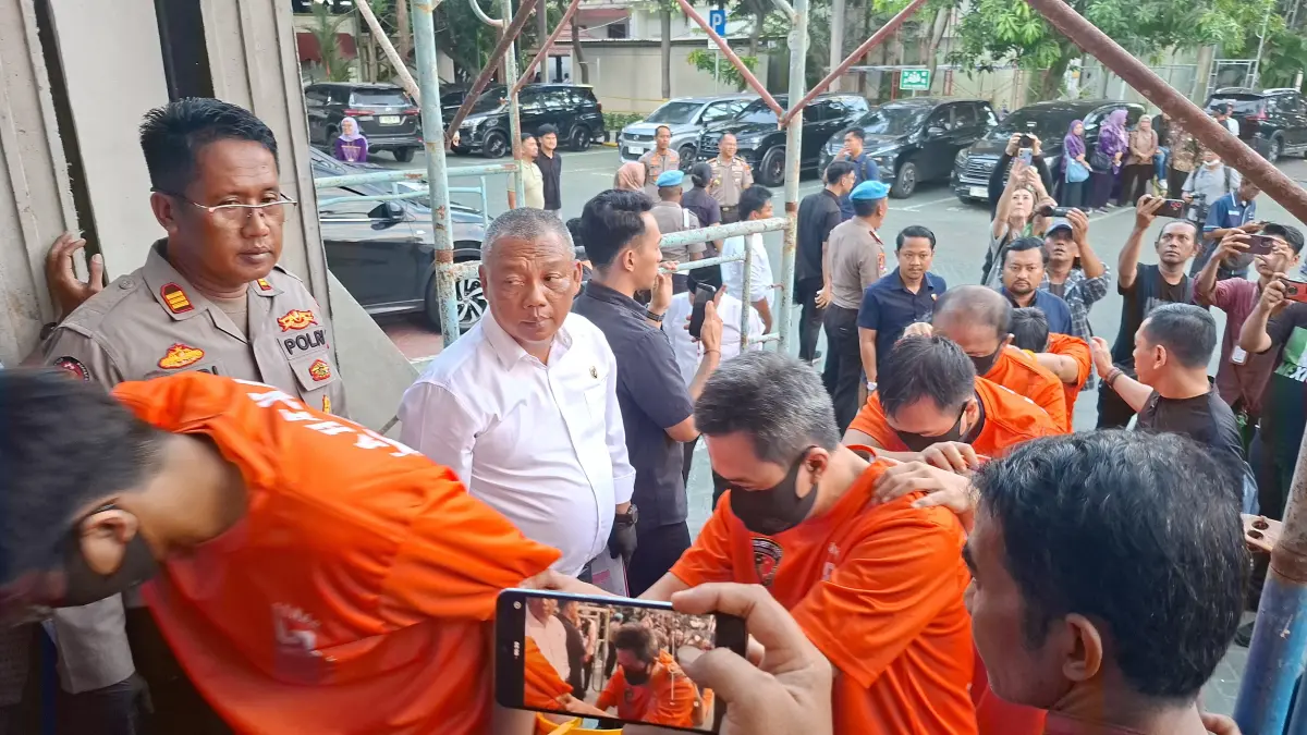 DITAHAN : Sebanyak 14 tersangka kasus sindikat joki UTBK di Surabaya diamankan di Mapolrestabes Surabaya belum lama ini.(MAHRUS/RADAR SURABAYA)