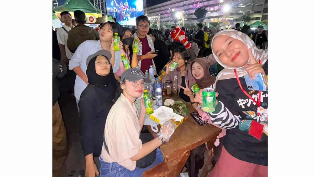  KESERUAN: Sejumlah pengunjung menikmati kesegaran Adem Sari di tengah kemeriahan Festival Rujak Uleg.(IST/RADAR SURABAYA)
