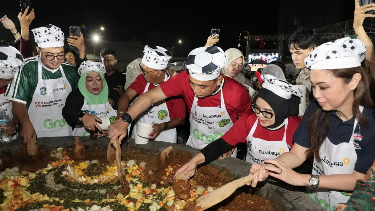  KULINER KHAS SURABAYA: Wali Kota Surabaya Eri Cahyadi bersama tamu undangan memeriahkan Festival Rujak Uleg 2026.(IST/RADAR SURABAYA)