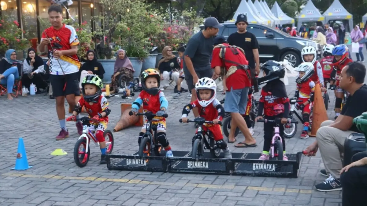 Para atlet dari Bhineka Push Bike Surabaya saat latihan bersama di Gebyar Bazar UMKM Dafam Pacific Caesar Surabaya. (Istimewa) 