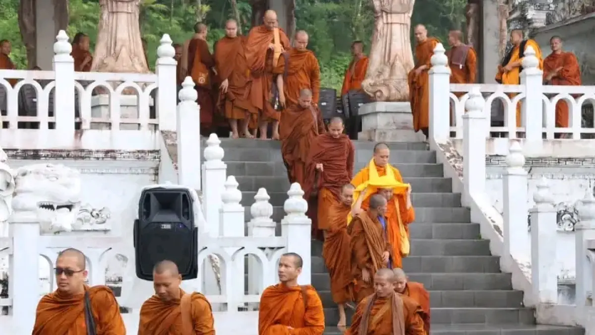 Puluhan bhikku yang melakukan perjalanan jarak jauh dari Bali ke Candi Borobundur. (IST)