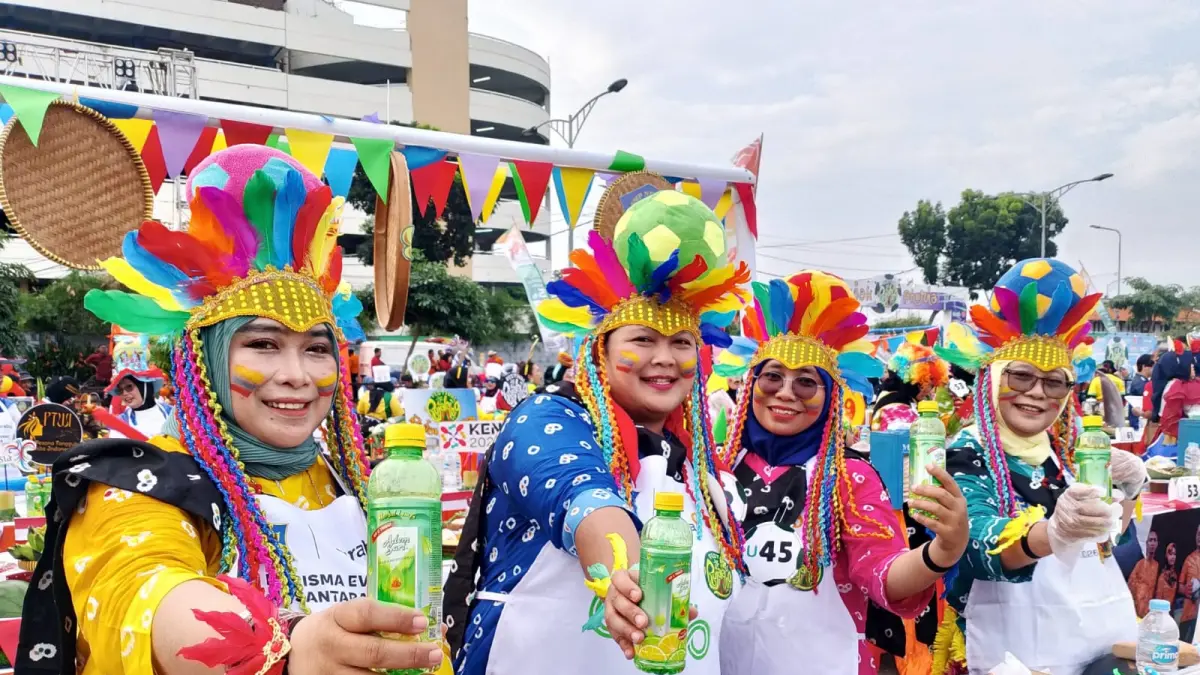 SEMANGAT: Peserta tampil atraktif dengan kostum penuh warna. “Rujak Phoria” semakin semarak ditemani kesegaran Adem Sari.(IST/RADAR SURABAYA)
