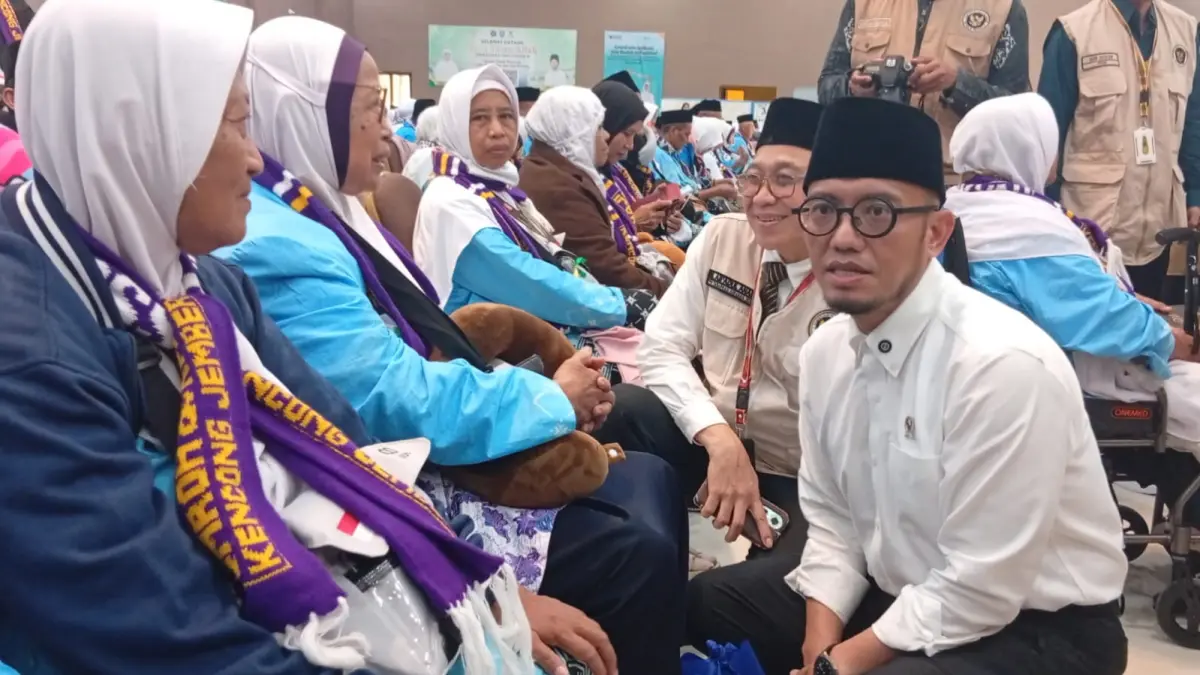 Wakil Menteri Haji dan Umrah Dahnil saat menyapa jemaah di Asrama Haji Embarkasi Surabaya, Kamis (14/5).&nbsp; (Rahmat Sudrajat/Radar Surabaya)