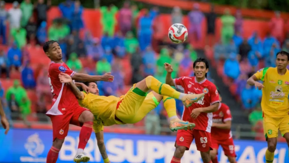 Bruno Paraiba coba lakukan tendangan salto  meskipun ditempel bek Semen Padang. (Persebaya) 