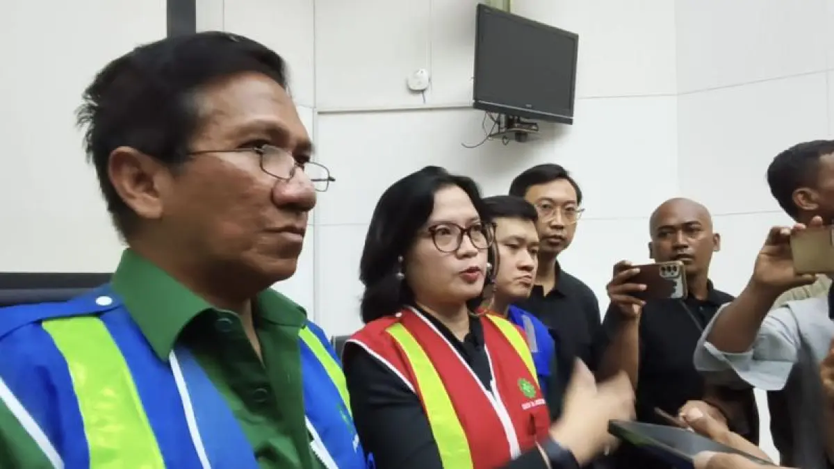 Direktur Utama RSUD Dr Soetomo Surabaya Cita Rosita Sigit Prakoeswa (tengah) memberi keterangan kepada wartawan. ANTARA/HO-RSUD Dr Soetomo Surabaya