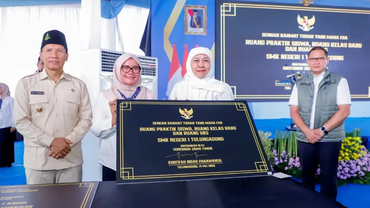 Gubernur Jatim Khofifah Indar Parawansa saat meresmikan revitalisasi sekolah di Tulungagung. (HUMAS PEMPROV JATIM)