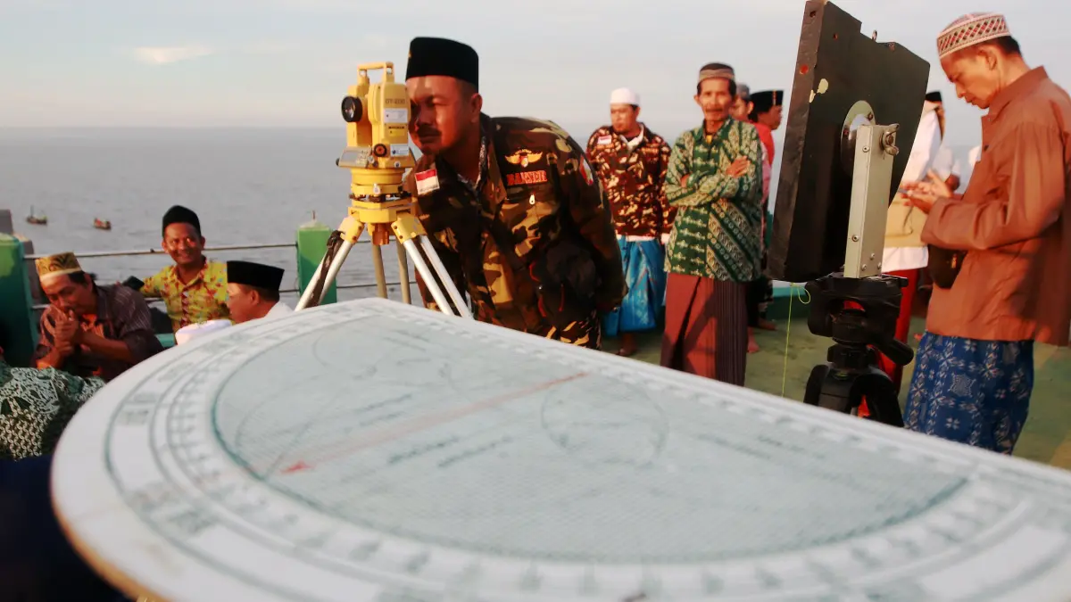 Ilustrasi rukyatul hilal. (ANDY SATRIA/RADAR SURABAYA)