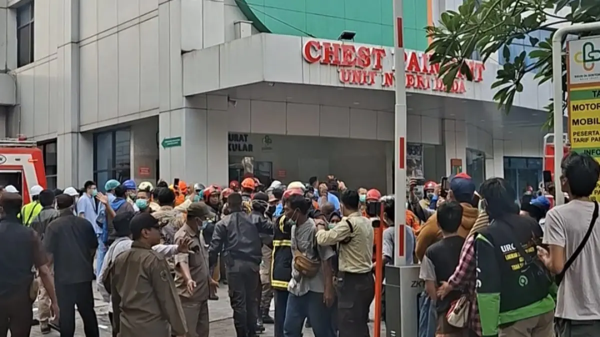 Kebakaran di RSUD Dr Soetomo bisa diatasi dengan cepat.(Mahrus)