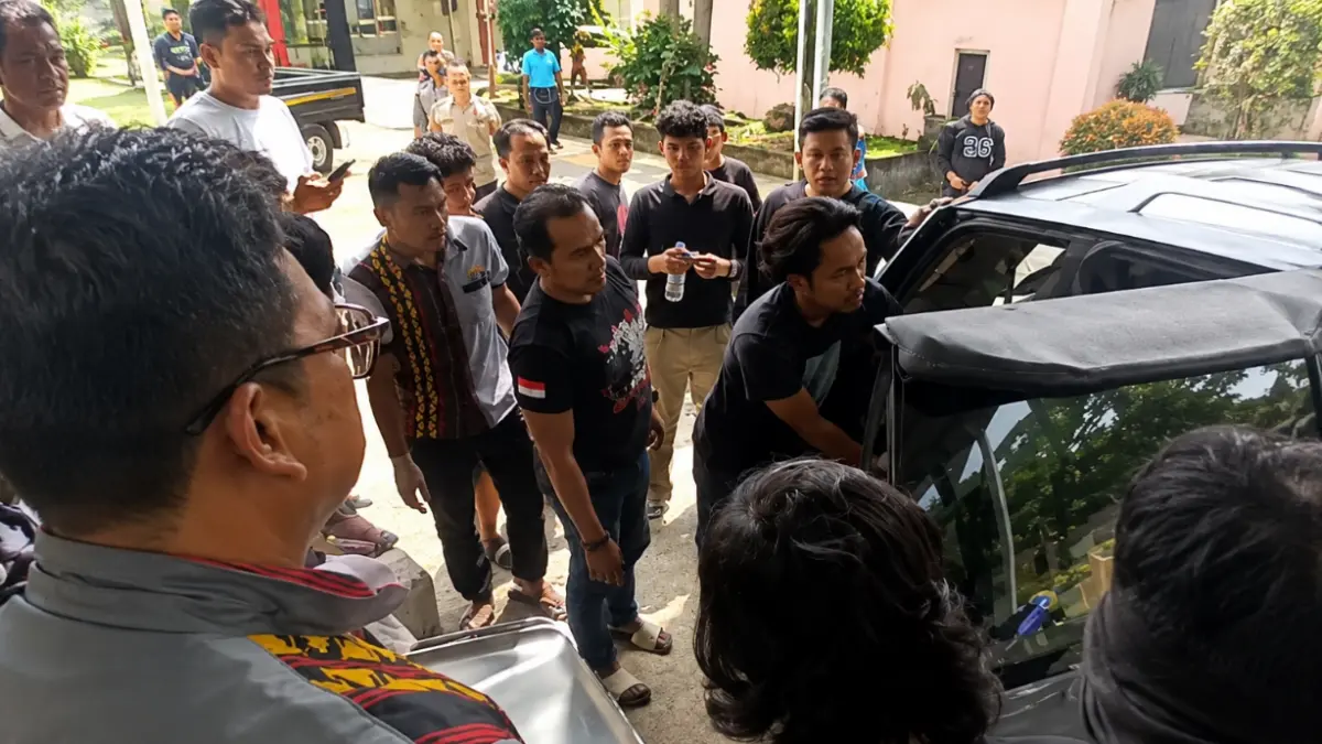 Melawan : Polisi mengevakuasi jasad salah satu pelaku curanmor yang menewaskan Bripka Arya.