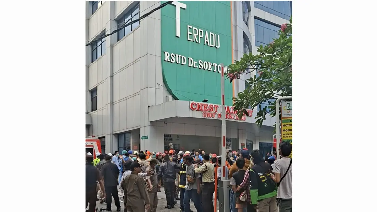PEMADAMAN: Polisi masih menyelidiki penyebab kebakaran gedung PPJT RSUD Dr Soetomo, Surabaya.(MAHRUS/RADAR SURABAYA)
