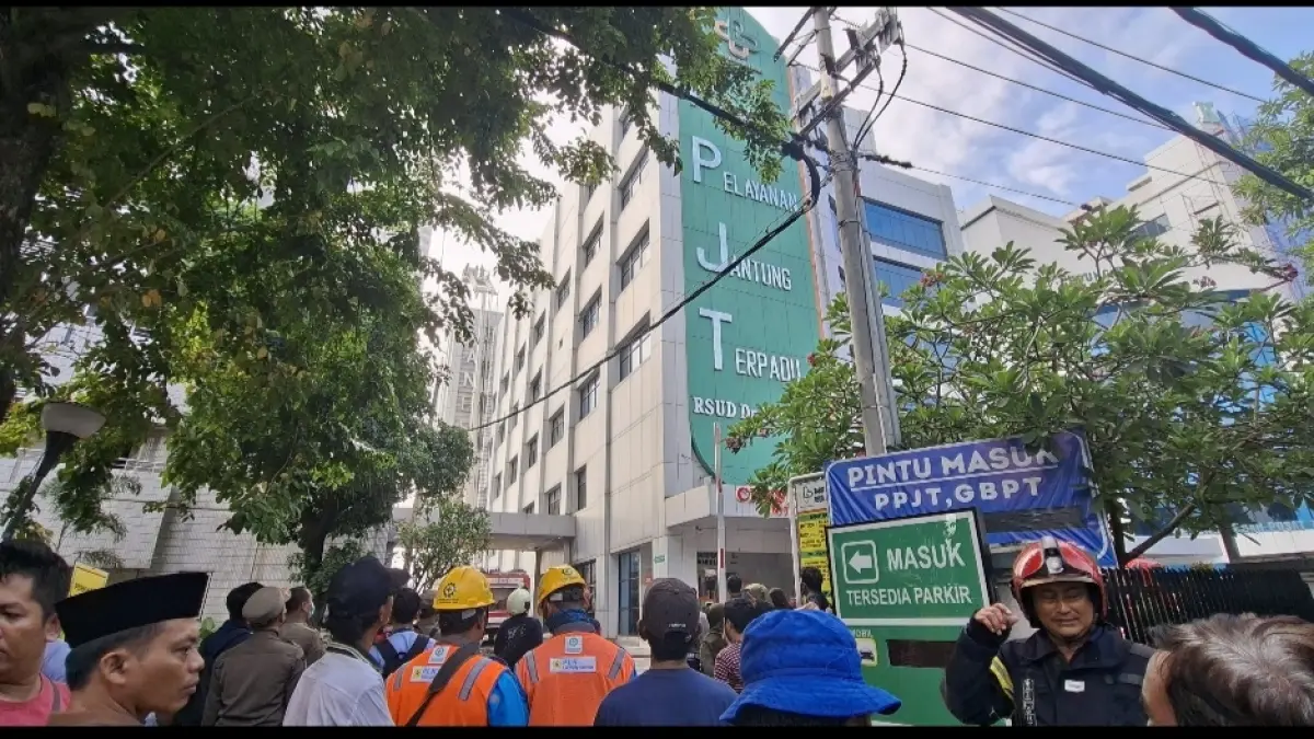 Petugas berhasil menjinakkan api agar tidak semakin membesar. (Mahrus) 