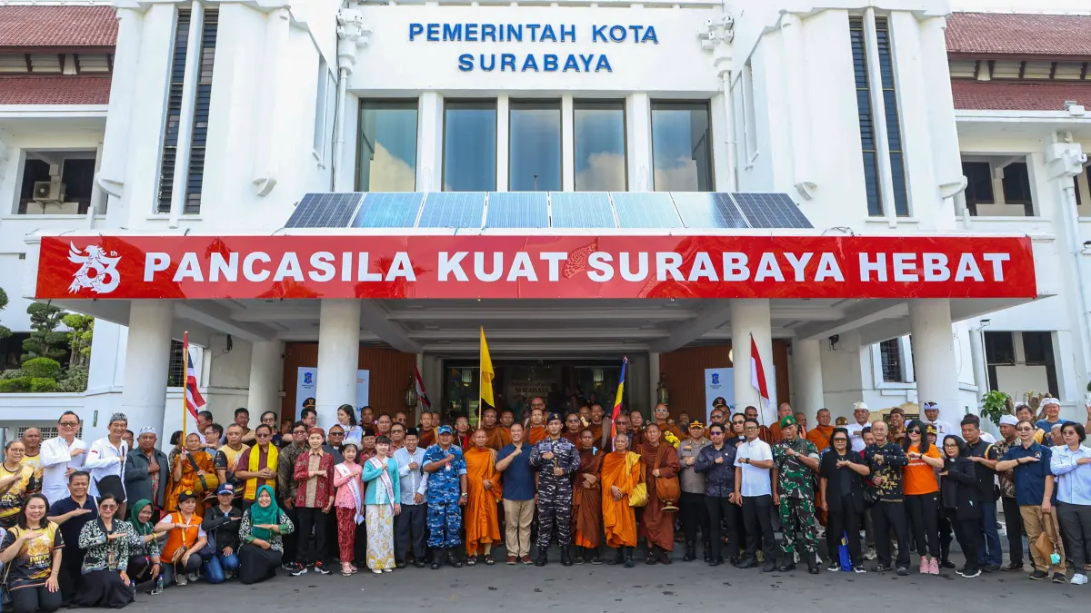 rombongan Bhikkhu peserta Indonesia Walk for Peace 2026 saat disambut Pemkot Suabaya dan masyarakat lintas agama di Balai Kota Surabaya. (HUMAS PEMKOT SURABAYA)
