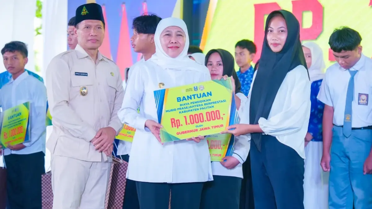 Selain meresmikan revitalisasi sekolah, Gubernur Jatim Khofifah Indar Parawansa &nbsp;juga memberikan bantuan pendidikan bagi siswa kurang mampu. (HUMAS PEMPROV JATIM)