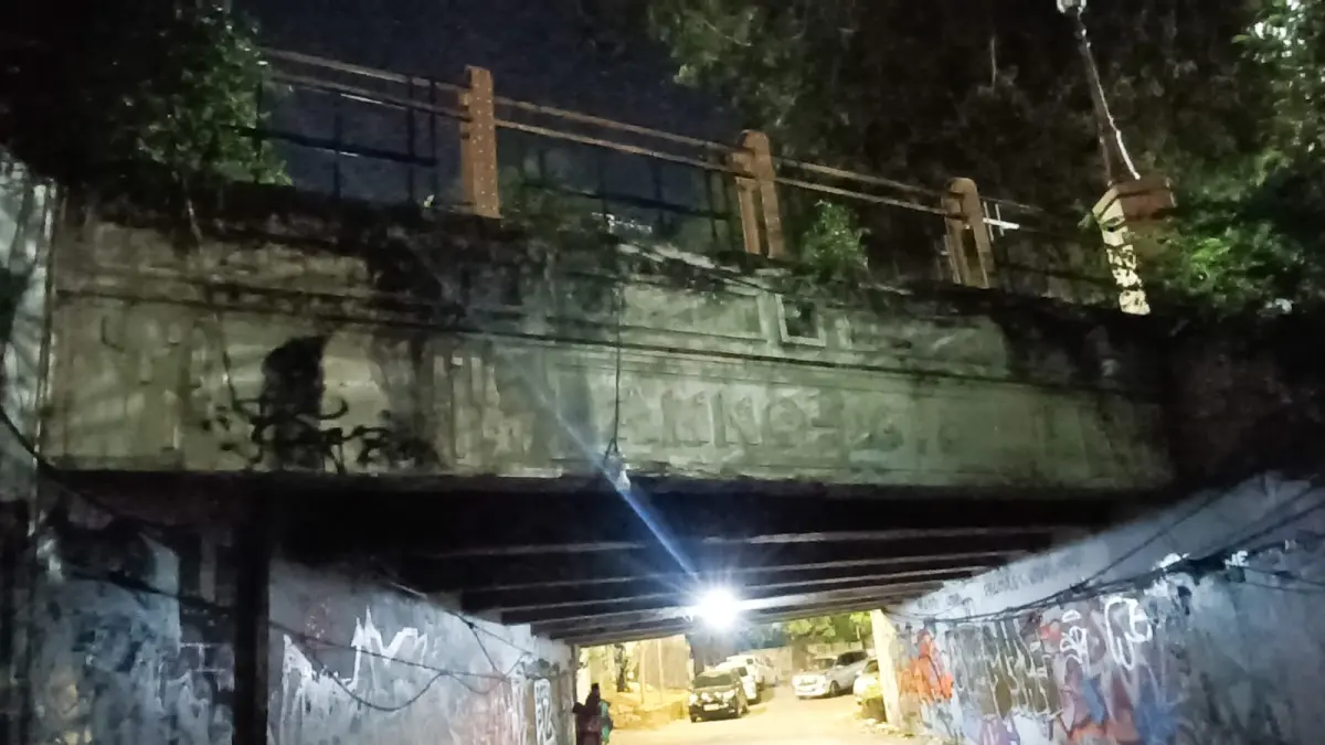 Viaduk Gubeng Surabaya masih kokoh. Pernah jadi saksi sejarah pertempuran di Surabaya. (ANDY SATRIA/RADAR SURABAYA) 