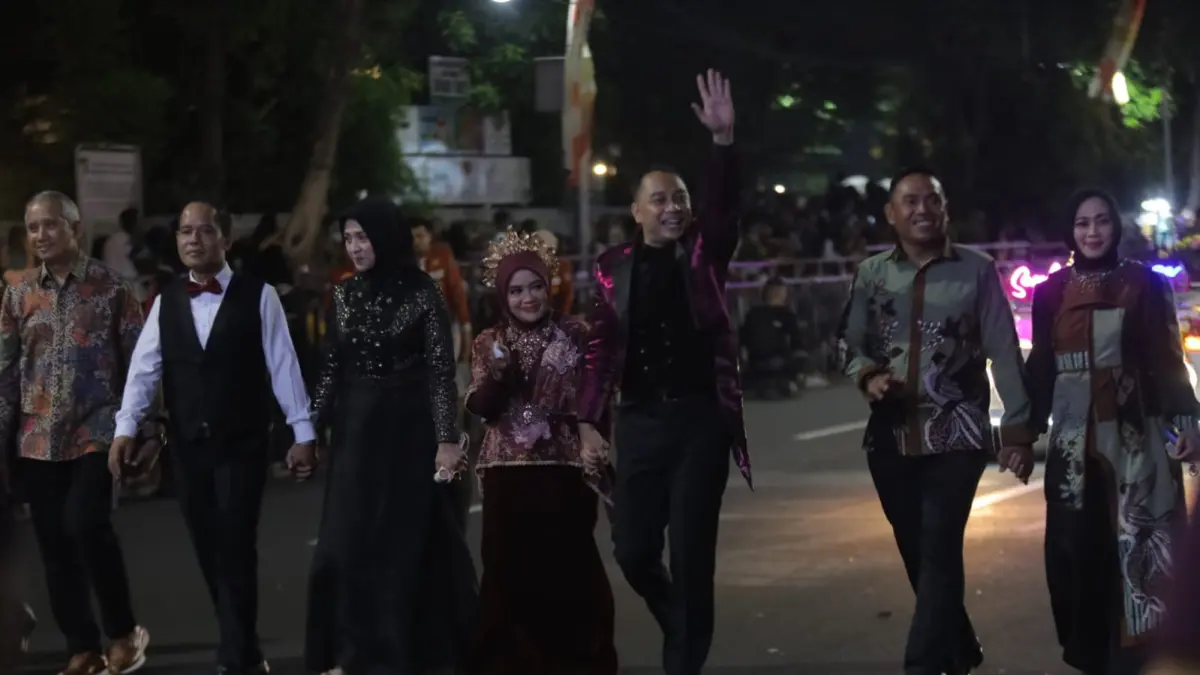 BERCAHAYA: Wali Kota Surabaya Eri Cahyadi menyapa warga Surabaya. Ribuan warga memadati jalanan tengah kota untuk melihat Surabaya Vaganza 2026 dalam rangka HJKS ke-733. (SURYANTO/RADAR SURABAYA)