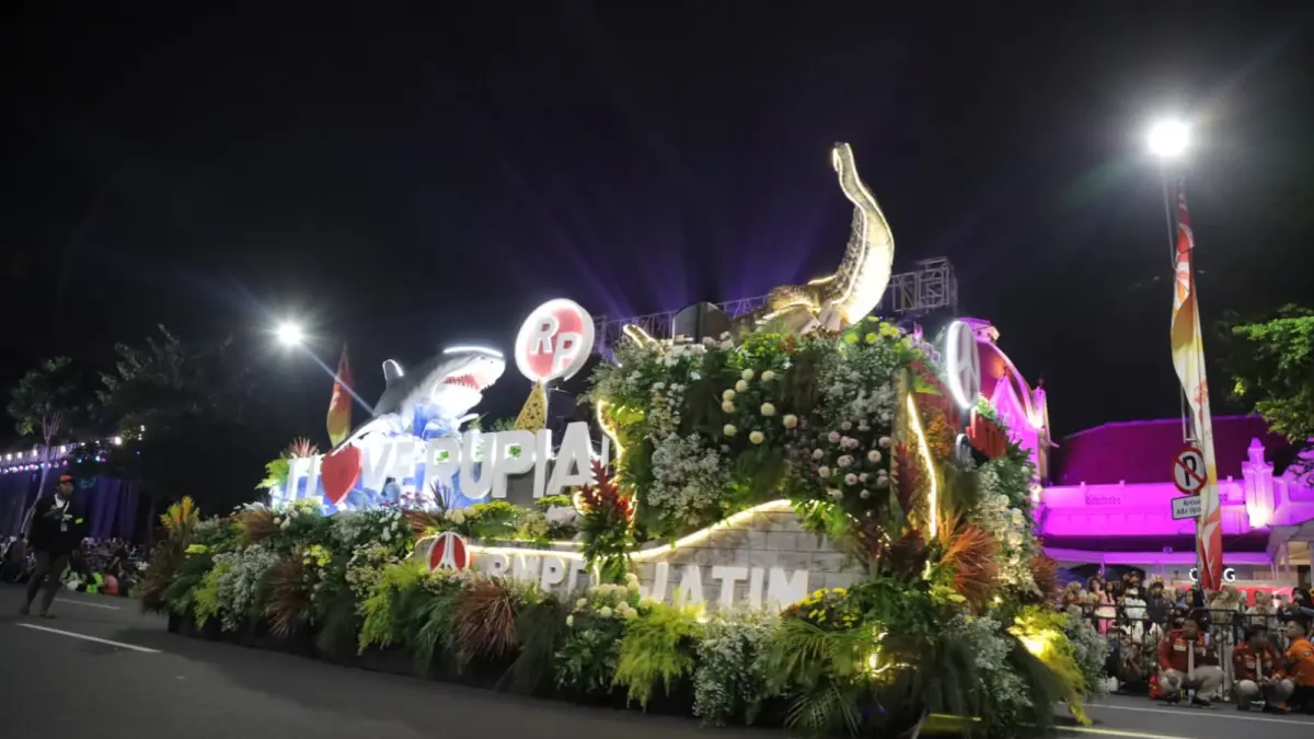FESTIVAL OF LIGHT: Salah satu kendaraan hias menggunakan lampu berkilau dari BMPD Jatim ikut memeriahkan Surabaya Vaganza 2026. (SURYANTO/RADAR SURABAYA)