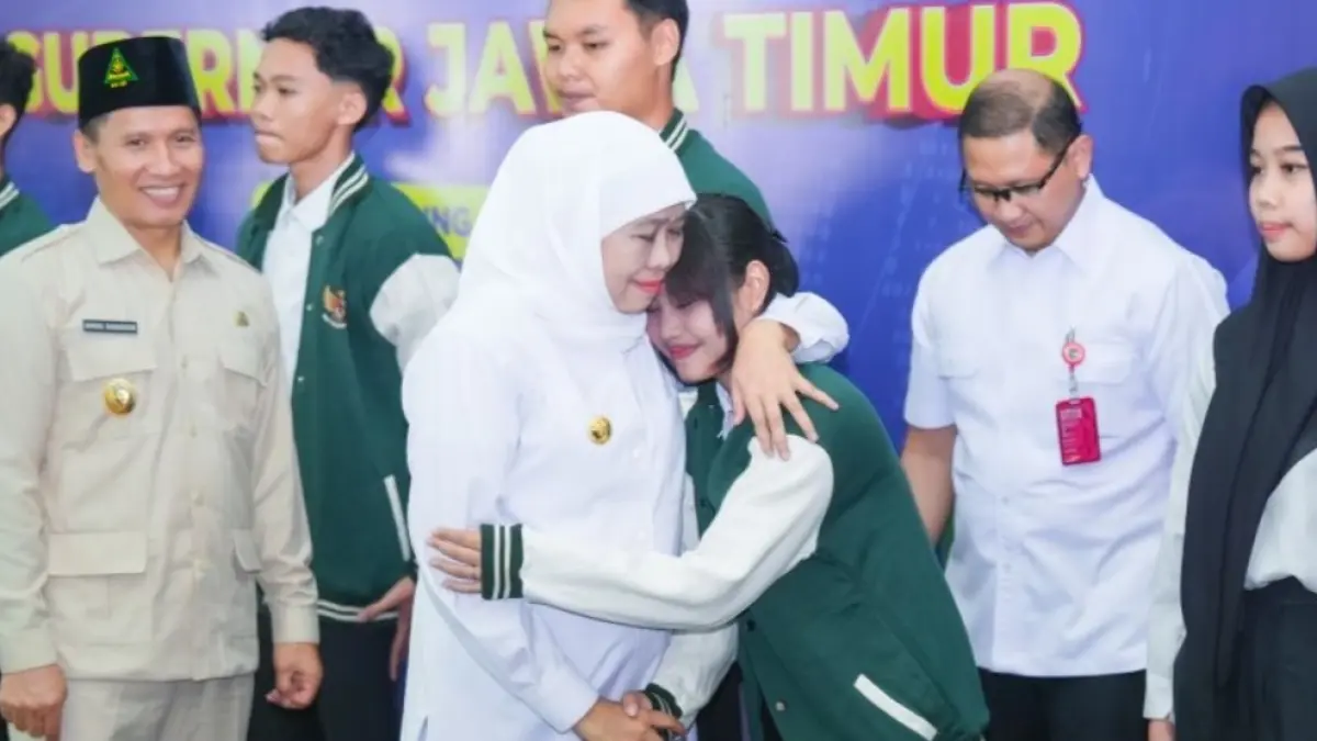 Gubernur Jawa Timur Khofifah Indar Parawansa saat melepas siswa SMK magang kerja di luar negeri. (Biro Adpim Pemprov Jatim) 