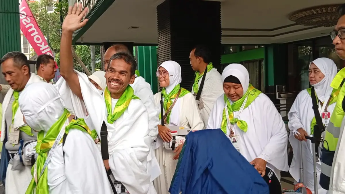 Jemaah haji Kloter 96 di Asrama Haji Embarkasi Surabaya sebelum diberangkatkan menuju Bandara Juanda untuk terbang ke Jeddah, Arab Saudi, Sabtu (16/5). (Rahmat Sudrajat/Radar Surabaya)