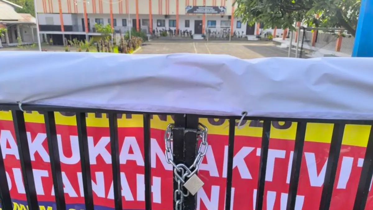 Lahan sekolah yang sedang jadi sengketa membuat 90 siswa SMK Kesehatan Nusantara di Pamekasan harus belajar daring. (Kompas.com)