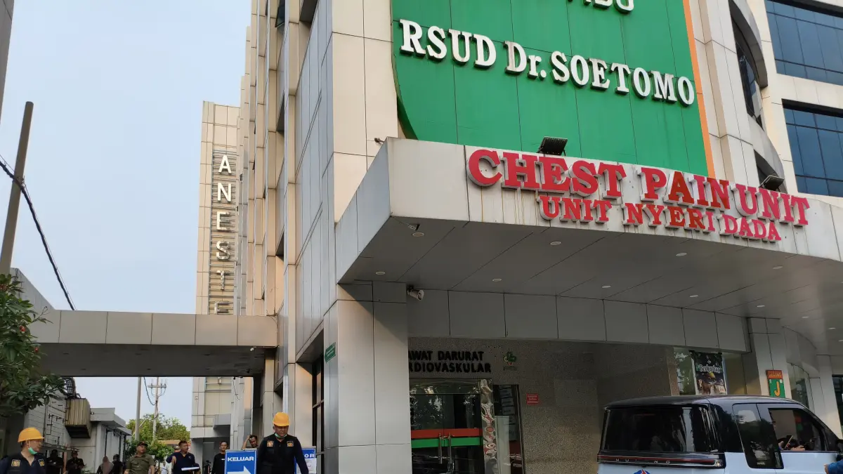 PENYELIDIKAN: Tim Labfor Polda Jatim saat melakukan olah TKP kebakaran di gedung PPJT RSUD Dr Soetomo, Surabaya. (IST/RADAR SURABAYA)