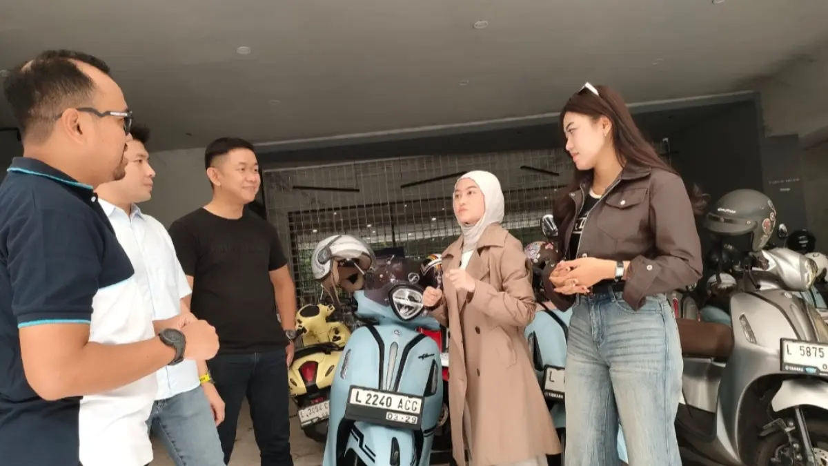 KI-KA : GM After Sales Yamaha STSJ Ilham Wahyudi, Manajer Promosi Yamaha STSJ, William Saputra, dan Tintan Gunawan Chief Area in East Java dan Kalimantan PT YIMM berbincang dengan konsumen loyal Yamaha Grand Filano yang mengikuti event Grand Filano Ride n Chill, Minggu (17/5).