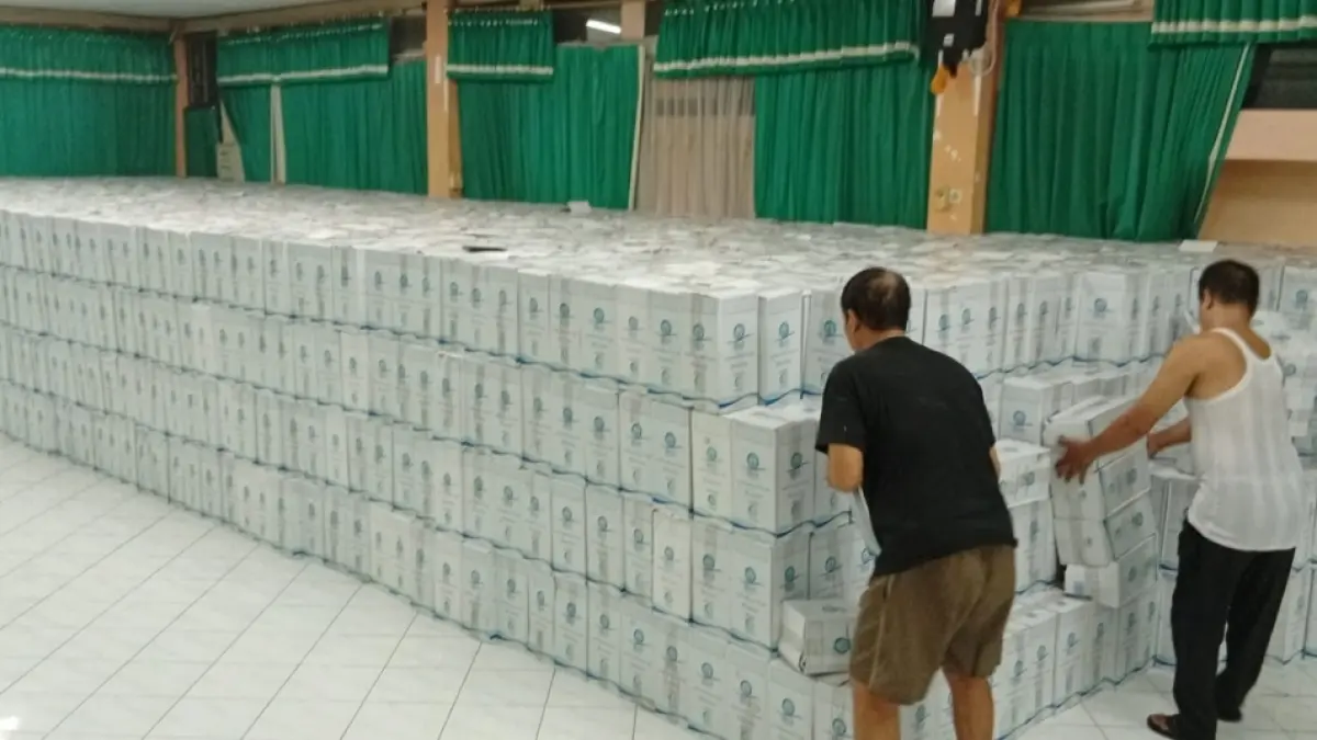 Air zamzam yang ada di Asrama Haji Embarkasi Surabaya akan dibagikan saat jemaah haji tiba kembali ke tanah air.(Rahmat Sudrajat) 