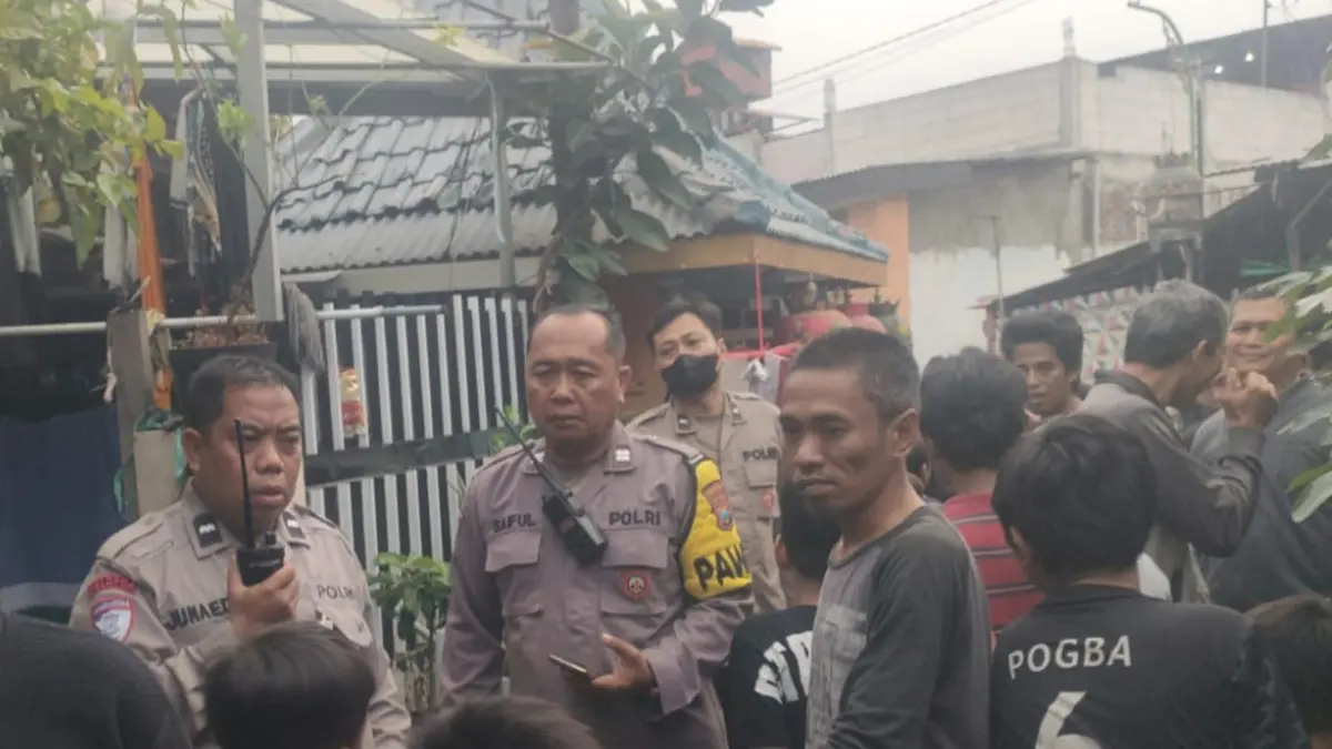 BERKUMPUL: Warga Jalan Dupak Masigit, Surabaya, gempar saat salah satu warga menceburkan diri ke sumur.(IST/RADAR SURABAYA)