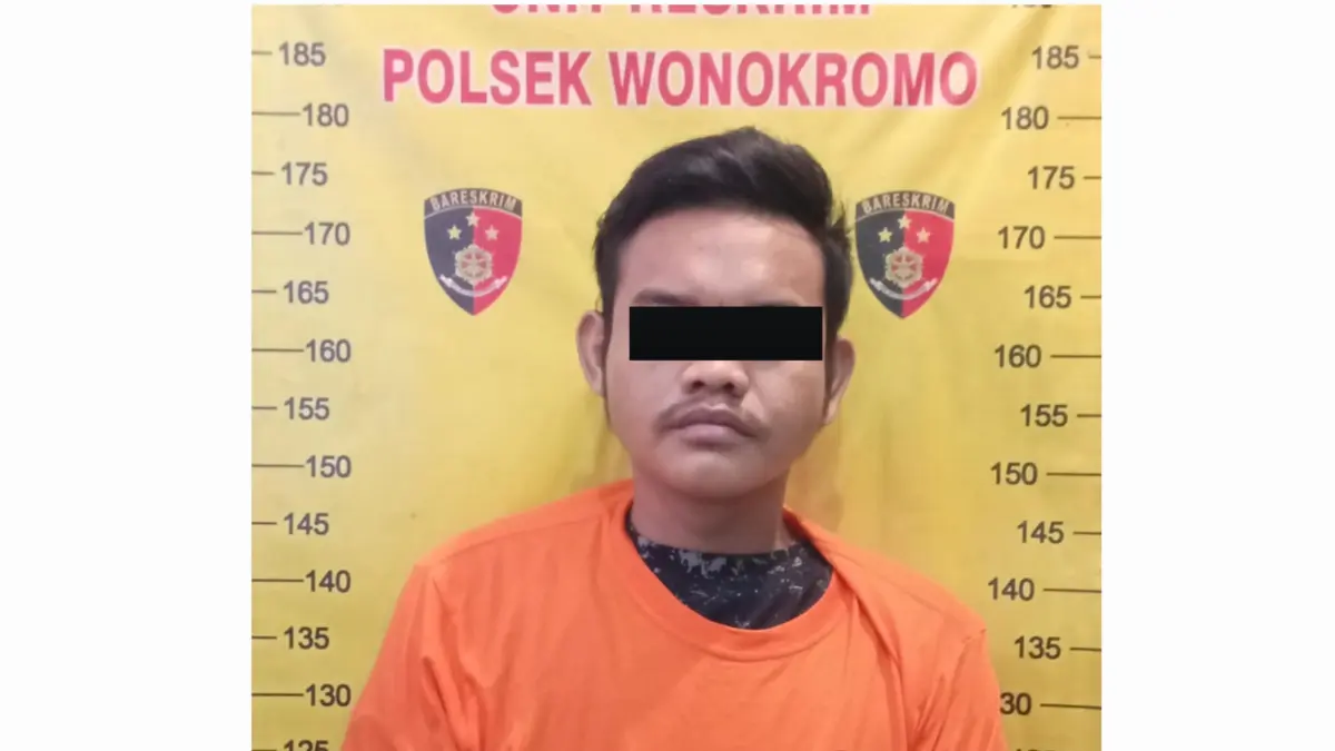DIRINGKUS: Tersangka penggelapan motor, FI, menggunakan aplikasi Tantan saat diamankan polisi. Ia mengaku hasil penjualan untuk nyabu.(IST/RADAR SURABAYA)