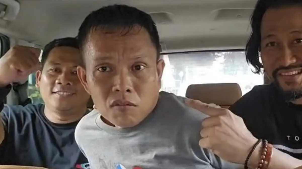 Feri Dg Rumpa (tengah) pelaku penyekapan dan pemerkosa mahasiswi di Makassar berhasil ditangkap di Surabaya, Sabtu (16/5). (ISTIMEWA)