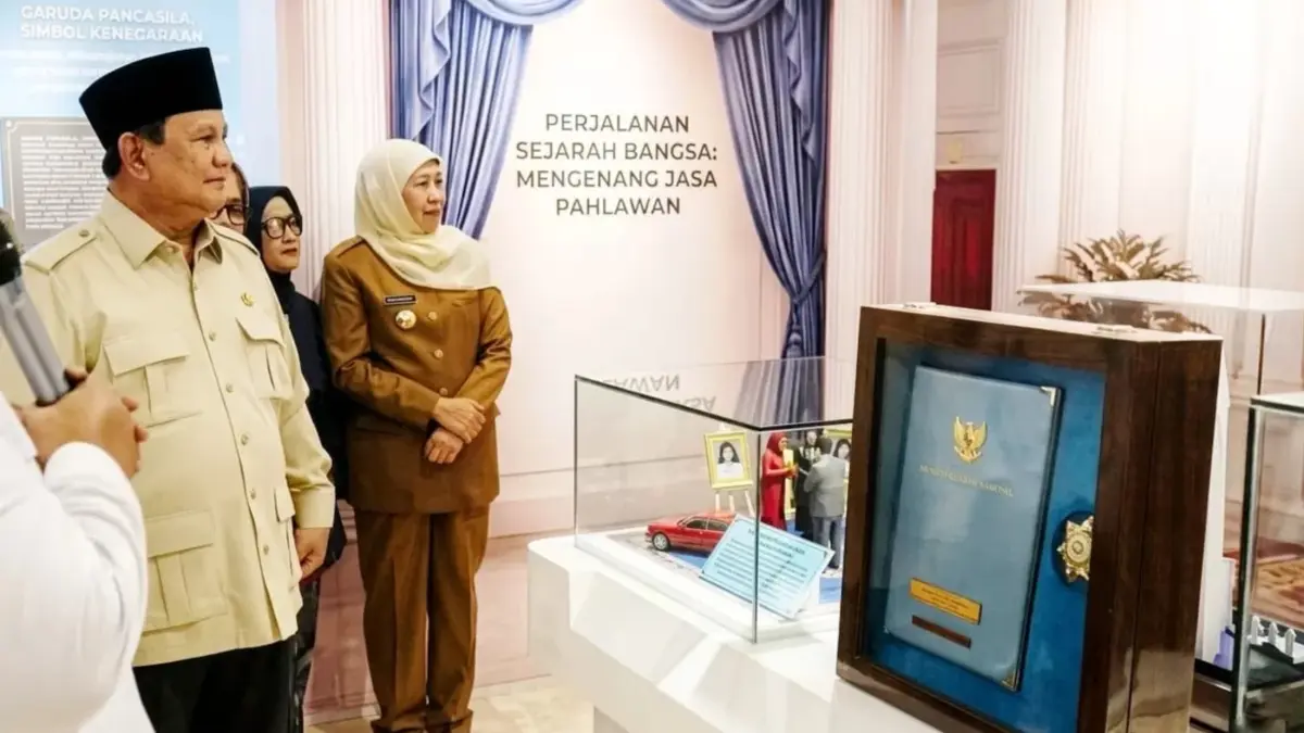 Gubernur Jatim Khofifah Indar Parawansa menemani Presiden Prabowo Subianto meresmikan Museum Marsinah di Nganjuk, Sabtu (16/5). (ISTIMEWA)