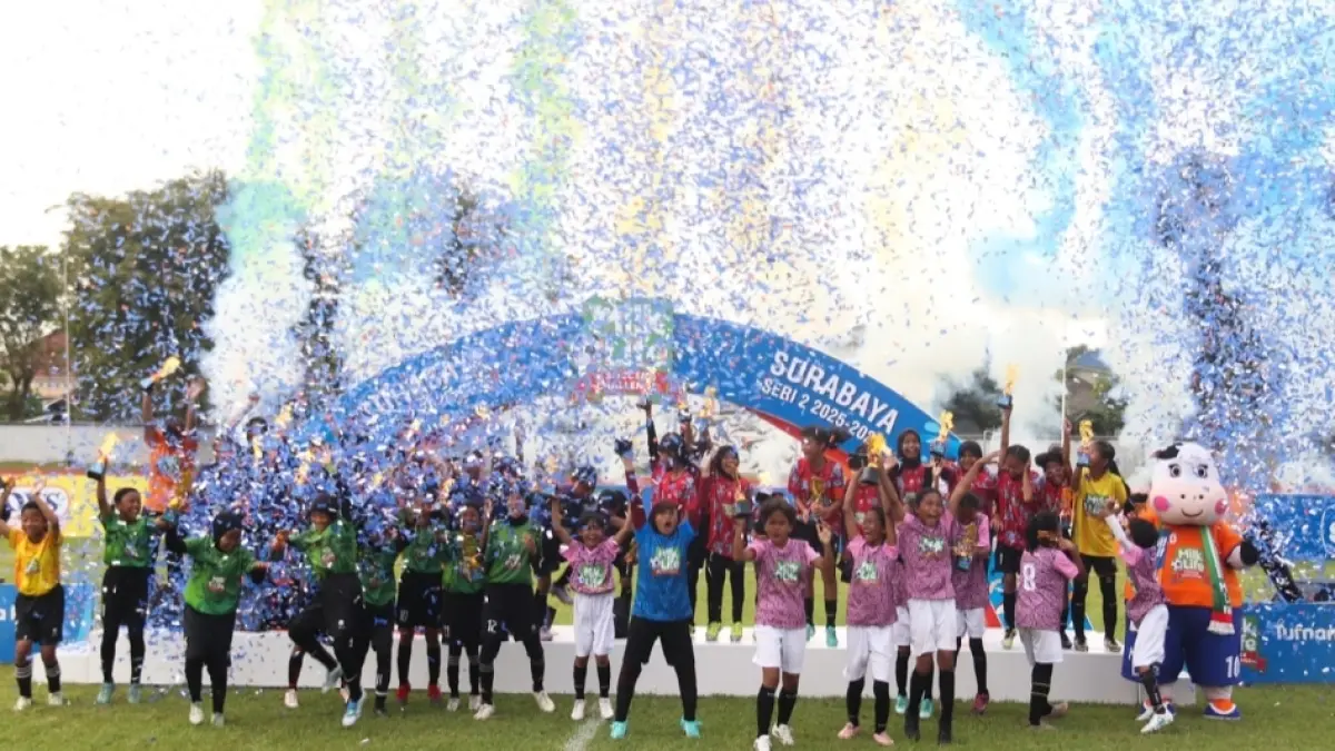 JUARA: Para juara turnamen sepak bola putri Soccer Challenge KU 10 dan KU 12, melakukan perayaan setelah penyerahan trophy juara di lapangan Jala Krida Surabaya, Minggu (17/5).(Andy Satria) 