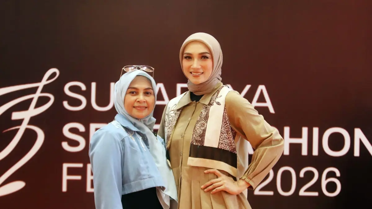 

Mahdiyah Afra, desainer asal Sumenep, menampilkan karyanya yang terinspirasi oleh terumbu karang, dalam Surabaya Sport Fashion Festival (SSFF) 2026 di Ciputra World Surabaya. (ANDY SATRIA/RADAR SURABAYA)