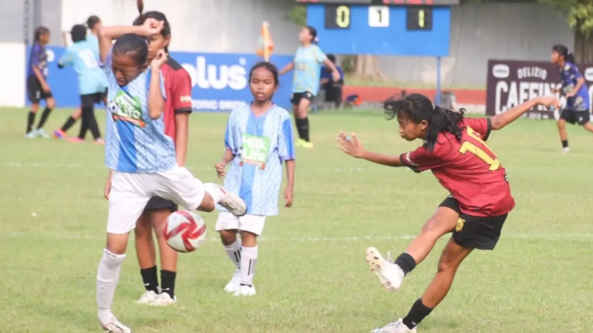 Pemain dari SDN Manukan Kulon II/499 B, lepaskan tendangan saat menghadapi SDN Gubeng 1, dalam MLSC Seri 2 Surabaya di Lapangan Jala Krida Mandala, Surabaya, Sabtu (16/5). (Andy Satria) 