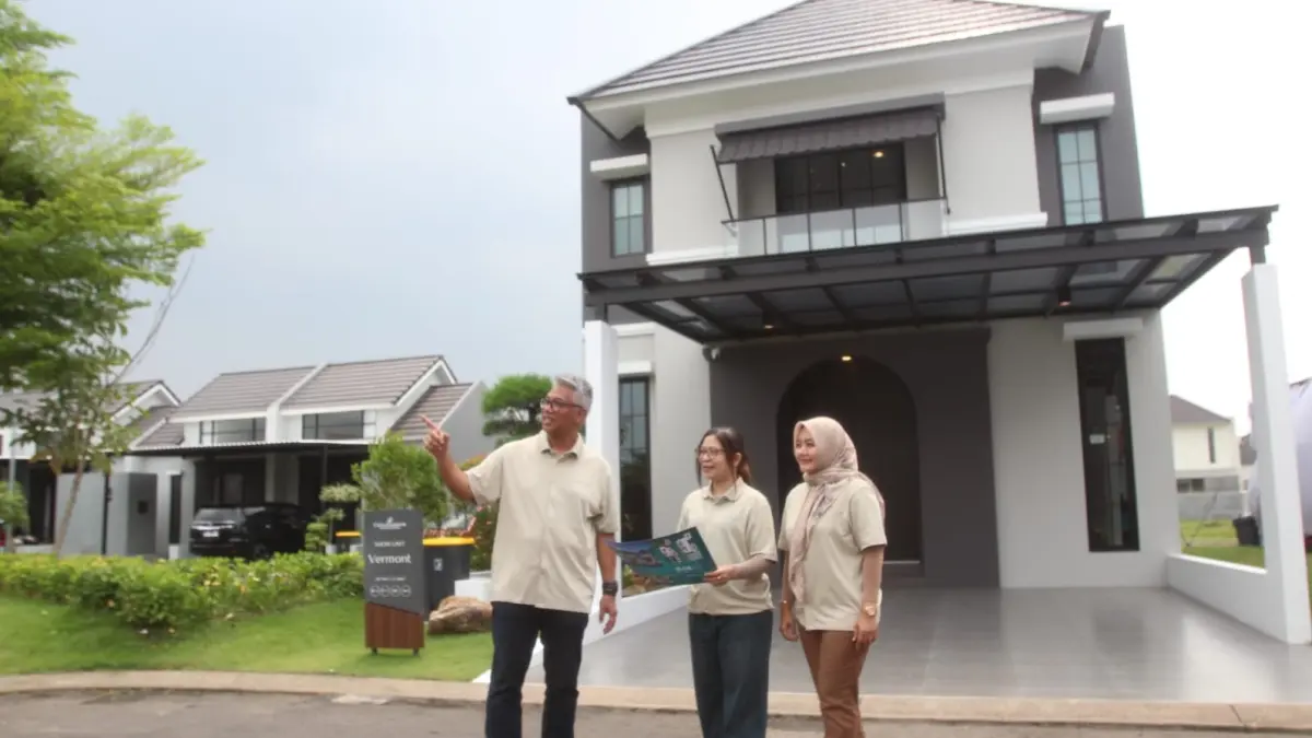 SEGMEN PREMIUM: Dari kiri, Agung Krisprimandoyo, Mayasari, dan Luluk Supardina saat meninjau rumah contoh tipe Vermont di CitraHarmoni yang mulai dirilis untuk membidik segmen premium yang terus bertumbuh. (Abdullah Munir/Radar Surabaya)
