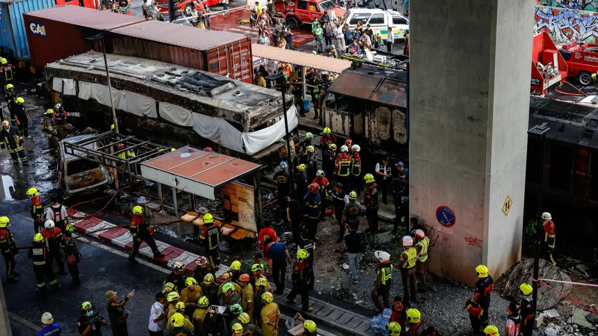 Sejumlah kendaraan hangus terdampak tabrakan kereta api dan bus di Bangkok, Thailand. (ISTIMEWA)
