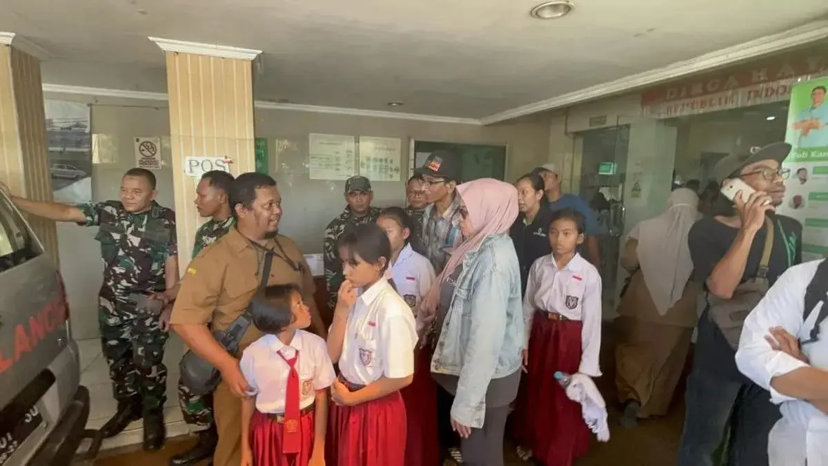 Sejumlah siswa yang menjadi korban keracunan MBG di Tembok Dukuh, Surabaya. (IST)