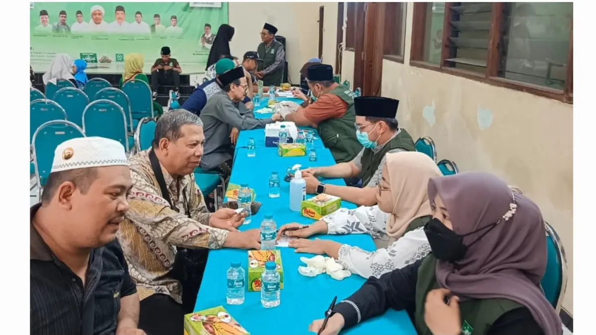 LAYANAN GRATIS: Terapi nyeri gratis menjadi layanan yang paling diminati masyarakat, khususnya bagi warga dengan keluhan nyeri sendi, saraf terjepit, hingga kecetit. Program ini merupakan bagian dari komitmen LKNU Kota Surabaya dalam menggalakkan gerakan Santri Pain Free. (IST/RADAR SURABAYA)