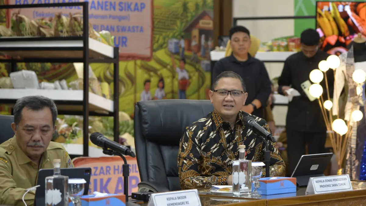 BERINOVASI: Kepala Dindik Jatim, Aries Agung Paewai,(kanan) saat memaparkan 398 inovasi pendidikan di depan Tim Kemendagri.(IST/RADAR SURABAYA)