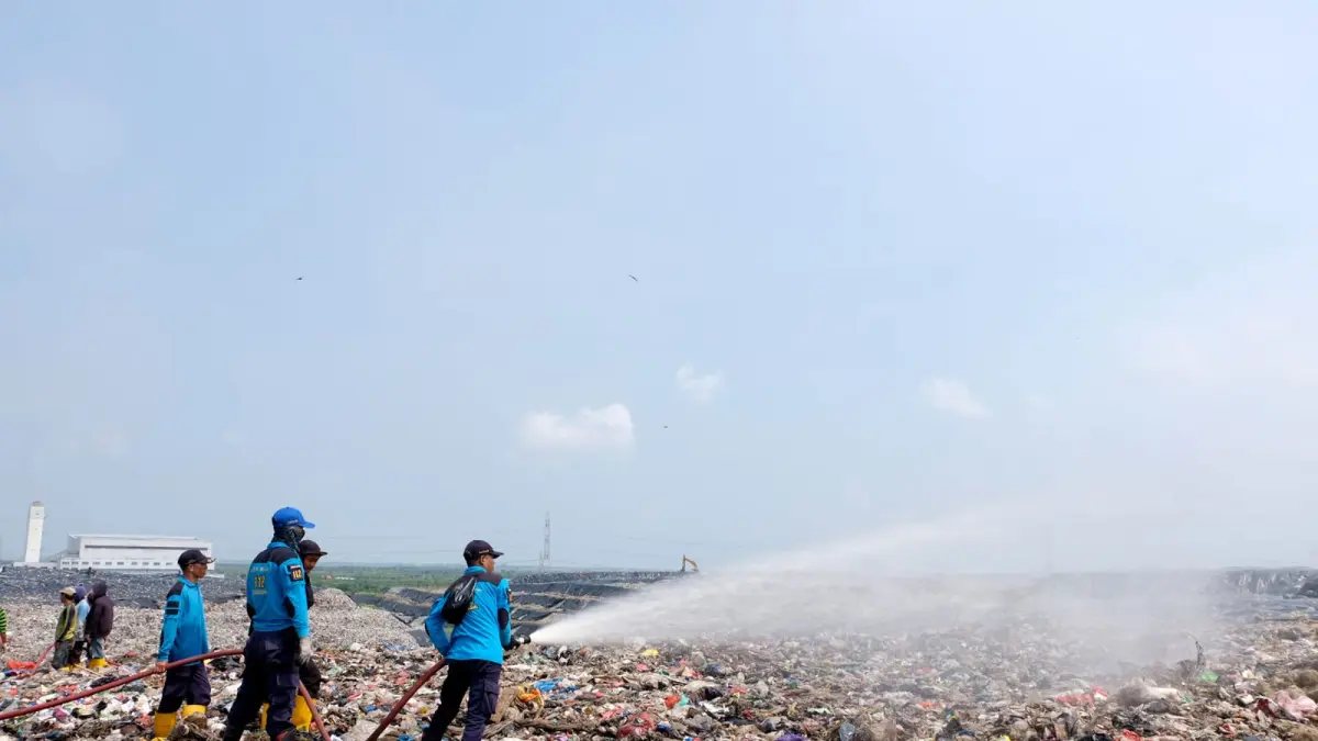 BERUPAYA: DLH Jatim berupaya mengoptimalkan pengelolaan sampah yang saat ini masih dipandang belum maksimal.(SURYANTO/RADAR SURABAYA)